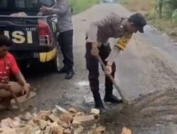 Rawan Berkendara, Polsek BTS Ulu Timbun Jalan Berlubang Penghubung Musirawas – Pali