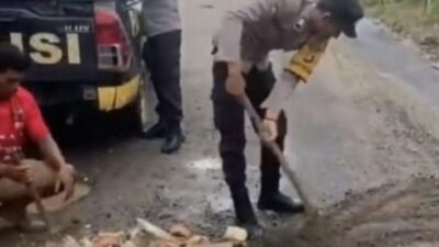 Rawan Berkendara, Polsek BTS Ulu Timbun Jalan Berlubang Penghubung Musirawas – Pali