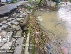 Kondisi Bibir Jalan Longsor Parah, Ancam Keselamatan Warga Villa Balaraja