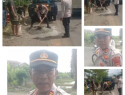 Bentuk Keperdulian, Polsek Tugumulyo Perbaiki Jalan Berlubang di Desa Widodo Jelang Arus Mudik
