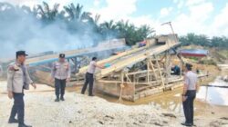 Polda Riau Tindak PETI, Enam Rakit Tambang Ilegal Diamankan