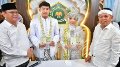 KUA Baleendah Menikahkan Pasangan Istimewa, KDM Jadi Saksi