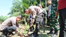 Kapolres Kuansing Gaungkan Green Policing di Kuantan Hilir, Tanam Bibit Pohon Bersama Warga “Bukti Nyata Polri Cinta Kelestarian Lingkungan”