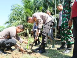 Kapolres Kuansing Gaungkan Green Policing di Kuantan Hilir, Tanam Bibit Pohon Bersama Warga “Bukti Nyata Polri Cinta Kelestarian Lingkungan”