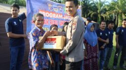 Program JALUR Polres Kuansing Hadir di Desa Pangkalan Indarung, Kapolres Serahkan Bansos dan Berikan Motivasi kepada Masyarakat