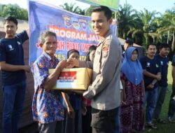Program JALUR Polres Kuansing Hadir di Desa Pangkalan Indarung, Kapolres Serahkan Bansos dan Berikan Motivasi kepada Masyarakat