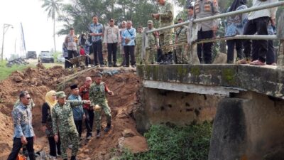 Program TNI Bersama Pemda Lamsel Bangun Jembatan Lebih Layak
