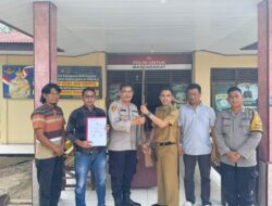 Keamanan Terjaga Lebih Baik Kades Muara Rengas Serahkan Senpira ke Polsek Muara Lakitan