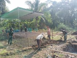 TNI Bersama Warga Rakit Besi Angkur Jembatan Garuda di Pekon Darussalam