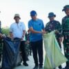 Kolaborasi Masyarakat Lampung, TNI-Polri Sisir Kebersihkan Pantai