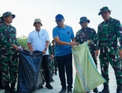 Kolaborasi Masyarakat Lampung, TNI-Polri Sisir Kebersihkan Pantai