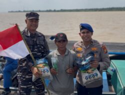 Satpolairud Polres Inhil Hadir di Seberang Tembilahan, Nelayan Terima Bantuan dan Bibit Mangrove dalam Ekspedisi Merah Putih Presisi