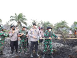 Cegah Karhutla Meluas, Wakapolda Riau dan Irdam XIX/TT Turun Langsung Padamkan Api di Pasir Limau Kapas