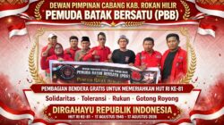 Sambut HUT RI ke-81, PBB Rokan Hilir Bagikan Bendera Merah Putih di Jalan Lintas Bagan Sinembah