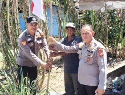 Polsek Bangko Pusako Bagikan Bendera Merah Putih, Semarakkan HUT ke-81 Kemerdekaan RI