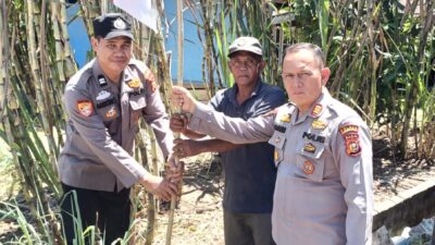 Polsek Bangko Pusako Bagikan Bendera Merah Putih, Semarakkan HUT ke-81 Kemerdekaan RI