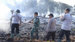 Kapolres Indragiri Hilir AKBP Donny Eko Listianto, S.H., S.I.K., M.H bersama Dandim 0314 Inhil Letkol Arm. Wahib Mustofa Fathurrahman, M.Han. Pimpin Pemadaman dan Pendinginan Hotspot di Gaung, 