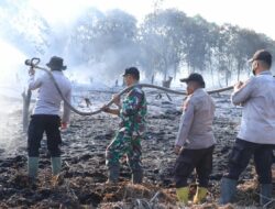 Kapolres Indragiri Hilir AKBP Donny Eko Listianto, S.H., S.I.K., M.H bersama Dandim 0314 Inhil Letkol Arm. Wahib Mustofa Fathurrahman, M.Han. Pimpin Pemadaman dan Pendinginan Hotspot di Gaung, 