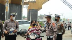 Polres Kuansing Bagikan Masker kepada Pengguna Jalan, Imbau Masyarakat Jaga Kesehatan di Tengah Udara Berasap