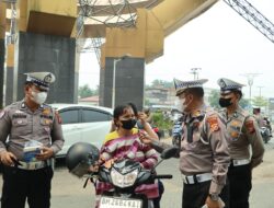 Polres Kuansing Bagikan Masker kepada Pengguna Jalan, Imbau Masyarakat Jaga Kesehatan di Tengah Udara Berasap