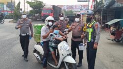Polres Rohil Bagikan 420 Masker kepada Masyarakat, Antisipasi Gangguan Pernapasan akibat Asap Karhutla