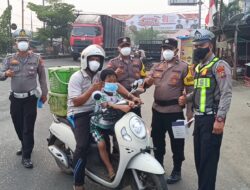 Polres Rohil Bagikan 420 Masker kepada Masyarakat, Antisipasi Gangguan Pernapasan akibat Asap Karhutla