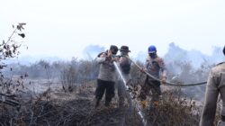 Kapolres Inhil Pimpin Pemadaman dan Pendinginan Hotspot di Desa Kayu Raja