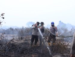 Kapolres Inhil Pimpin Pemadaman dan Pendinginan Hotspot di Desa Kayu Raja
