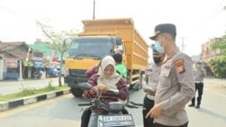 Peduli Kesehatan Warga, Kapolres Kuansing Turun Langsung Bagikan Masker kepada Pengguna Jalan