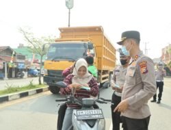 Peduli Kesehatan Warga, Kapolres Kuansing Turun Langsung Bagikan Masker kepada Pengguna Jalan