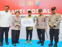 Kapolri Bersama Titiek Soeharto Serahkan Bantuan Pengungsian Korban Gempa NTT