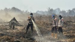 Polres Inhil Bersama Tim Gabungan Padamkan dan Dinginkan Hotspot di Desa Kayu Raja