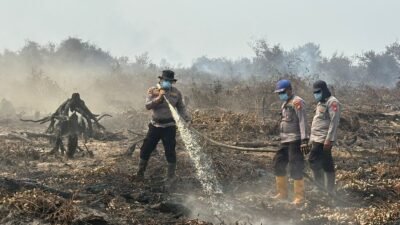 Polres Inhil Bersama Tim Gabungan Padamkan dan Dinginkan Hotspot di Desa Kayu Raja