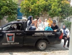 Solidaritas Tanpa Batas: Petugas Banpeng Kelurahan Mata Air Jemput Bola Antar Bantuan Beras Langsung ke Pintu Rumah Lansia