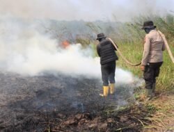Kapolres Inhil Pimpin Pemadaman Lima Titik Hotspot di Desa Kayu Raja, Luas Lahan Capai 20 Hektare