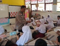 Kabut Asap Mulai Memburuk di Padang, Bhabinkamtibmas Banuaran Bagikan Masker Gratis ke Siswa SD