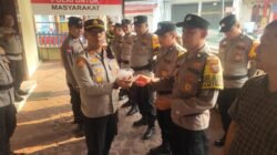 Kepedulian Kesehatan di Tengah Kabut Asap, Kapolsek Padang Selatan AKP Nirdes Ali Bagikan Masker kepada Personel