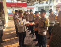 Kepedulian Kesehatan di Tengah Kabut Asap, Kapolsek Padang Selatan AKP Nirdes Ali Bagikan Masker kepada Personel