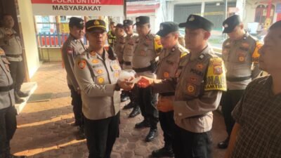 Kepedulian Kesehatan di Tengah Kabut Asap, Kapolsek Padang Selatan AKP Nirdes Ali Bagikan Masker kepada Personel