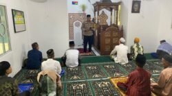 Bhabinkamtibmas Polsek Kateman Sosialisasikan Bahaya Karhutla Saat Salat Jumat di Kateman
