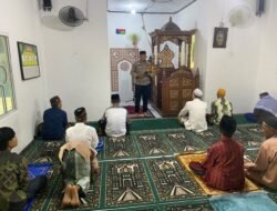 Bhabinkamtibmas Polsek Kateman Sosialisasikan Bahaya Karhutla Saat Salat Jumat di Kateman