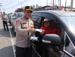 Antisipasi Dampak Kabut Asap Karhutla, Polres Pasaman Barat Turun ke Jalan Bagikan masker