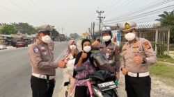 Polantas Polres Rohil Bagi Masker ke Pengendara, Ingatkan Bahaya Karhutla