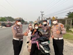 Polantas Polres Rohil Bagi Masker ke Pengendara, Ingatkan Bahaya Karhutla