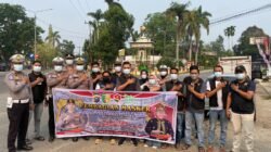 Polres Kuansing Bersama Dubalang Kuantan Bagikan Masker di Tengah Kabut Asap