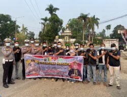 Polres Kuansing Bersama Dubalang Kuantan Bagikan Masker di Tengah Kabut Asap