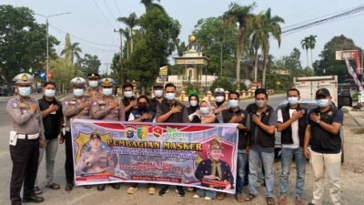 Polres Kuansing Bersama Dubalang Kuantan Bagikan Masker di Tengah Kabut Asap