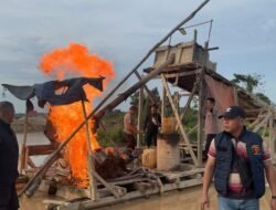 Polres Kuansing Tertibkan PETI Jenis Dompeng di Pulau Dani, Dua Rakit Dimusnahkan