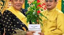 Dikukuhkan Sebagai Ketua MKA LAM Rohil, H. Fuad Ahmad Terima Bibit Pohon dari Kapolres Rokan Hilir. 