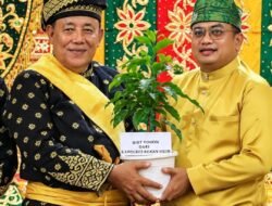 Dikukuhkan Sebagai Ketua MKA LAM Rohil, H. Fuad Ahmad Terima Bibit Pohon dari Kapolres Rokan Hilir. 